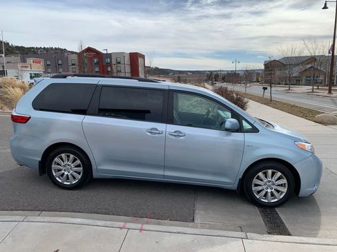 Used 2017 Toyota Sienna XLE Premium image 9