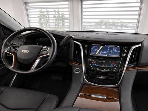 Used 2019 Cadillac Escalade Luxury w/ Escalade Sport Edition AWD/4WD image 15
