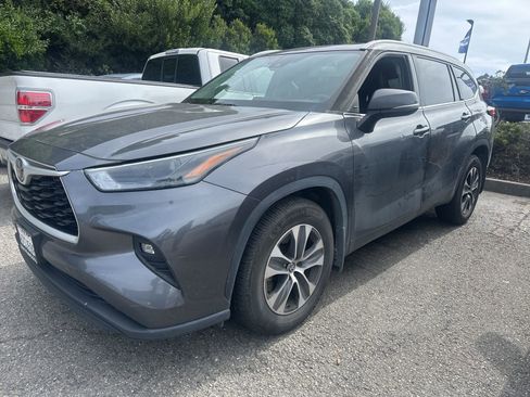 Used 2022 Toyota Highlander XLE image 3