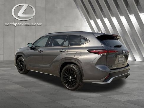 Used 2024 Toyota Highlander XSE image 2