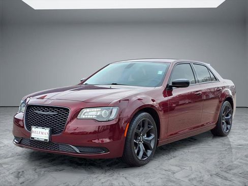 Used 2021 Chrysler 300 Touring w/ Sport Appearance Package image 3
