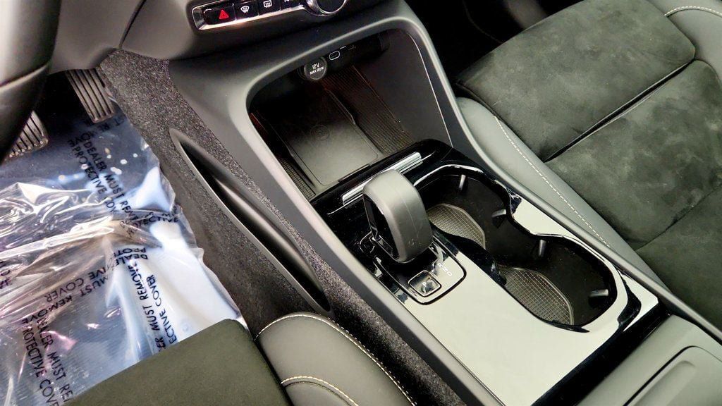 Used 2023 Volvo XC40 Recharge Ultimate AWD/4WD image 16