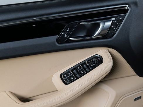 Certified 2025 Porsche Macan AWD/4WD image 29