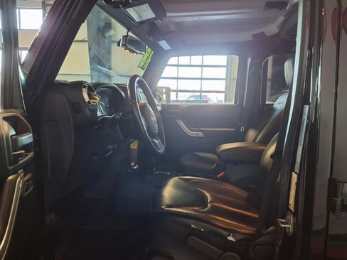 Used 2018 Jeep Wrangler Unlimited Sahara w/ Connectivity Group image 17