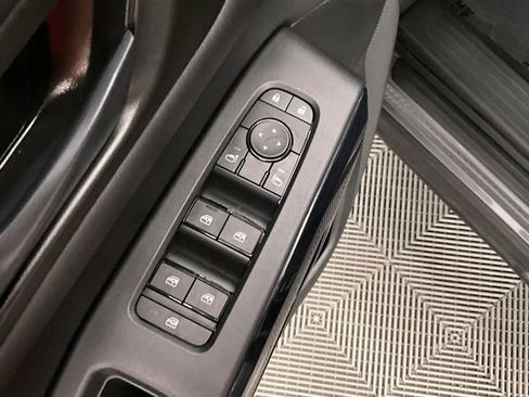 Used 2025 Nissan Pathfinder SV FWD image 39