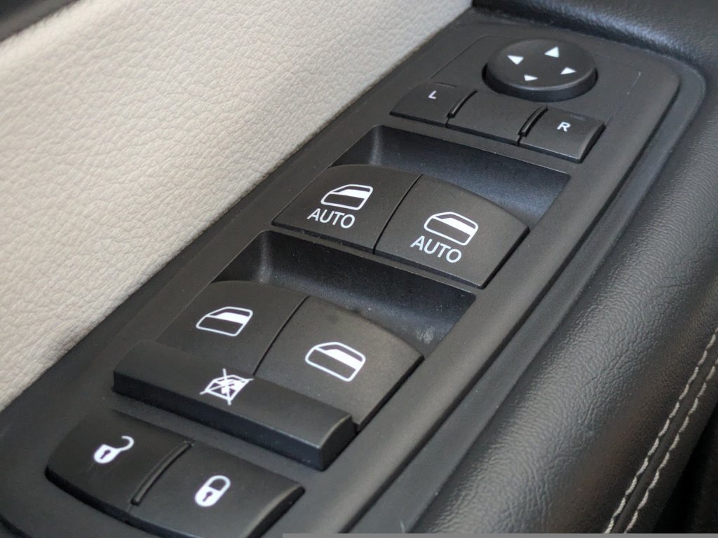 Used 2023 Chrysler Pacifica Touring-L FWD image 27