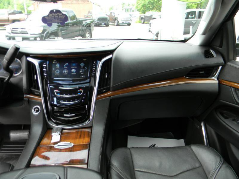 Used 2017 Cadillac Escalade Premium Luxury AWD/4WD image 18