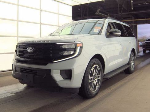 Used 2025 Ford Expedition Active AWD/4WD image 5