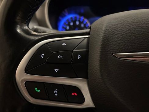 Used 2021 Chrysler Pacifica Touring-L w/ Uconnect Theater Family Group AWD/4WD image 16
