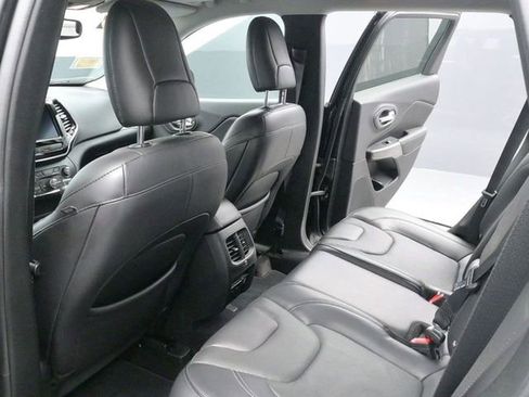 Used 2019 Jeep Cherokee Limited image 11