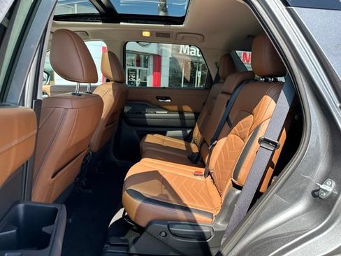 Certified 2024 Nissan Pathfinder Platinum w/ Black Appearance Package AWD/4WD image 19