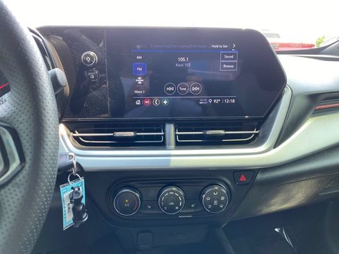 Used 2025 Chevrolet Trax RS w/ Sunroof Package FWD image 17