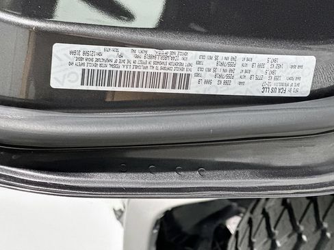 Used 2018 Jeep Wrangler Sahara w/ Connectivity Group AWD/4WD image 30