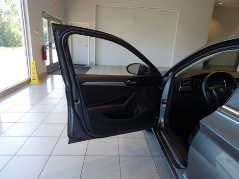 Used 2019 Volkswagen Jetta SE w/ Cold Weather Package FWD image 8