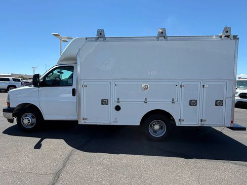 Used 2018 Chevrolet Express 3500 w/ Chrome Appearance Package RWD image 3
