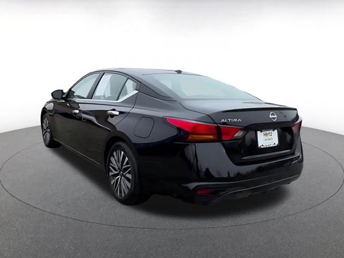 Used 2025 Nissan Altima 2.5 SV image 11