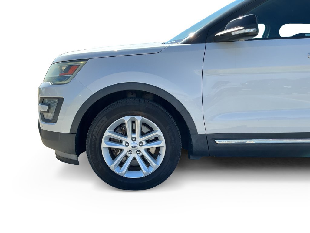Used 2017 Ford Explorer XLT w/ Equipment Group 202A FWD image 12