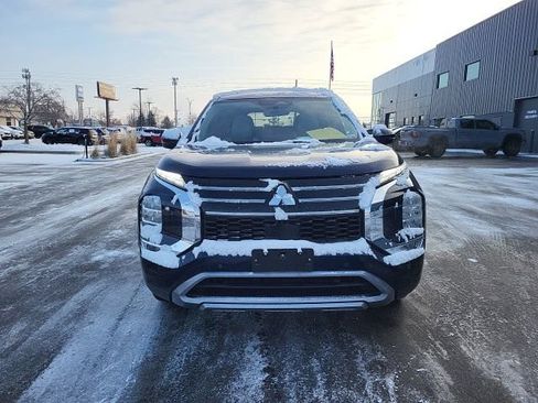 Used 2025 Mitsubishi Outlander SE image 9