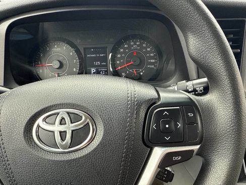 Used 2015 Toyota Sienna L image 23