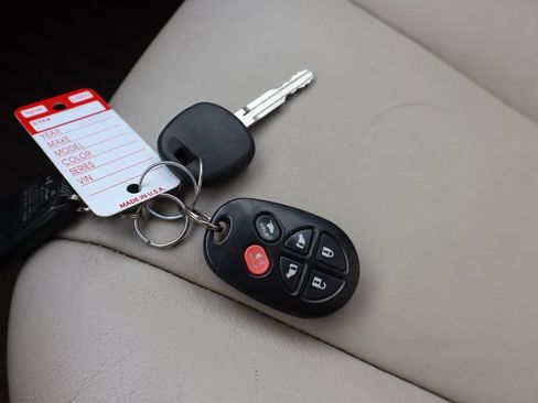 Used 2012 Toyota Sienna XLE image 30