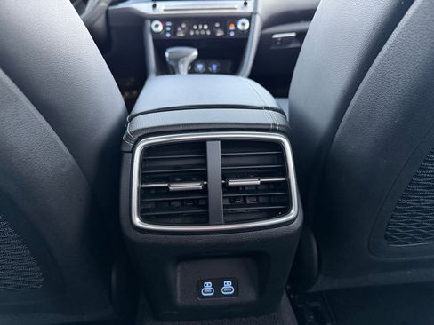 Used 2025 Genesis G70 2.5T image 25