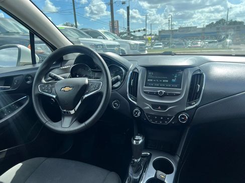 Used 2018 Chevrolet Cruze LT w/ Convenience Package FWD image 12