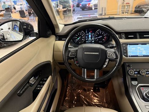 Used 2019 Land Rover Range Rover Evoque SE image 13