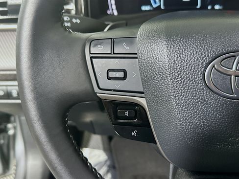 Used 2025 Toyota Camry SE w/ Convenience Package FWD image 16