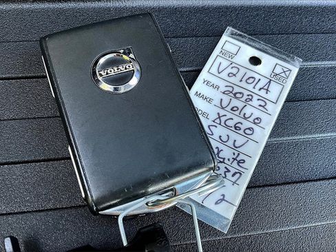 Certified 2022 Volvo XC60 B5 Momentum image 29