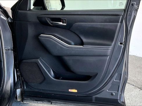 Used 2021 Toyota Highlander XLE image 25