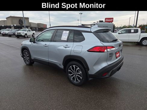 Used 2023 Toyota Corolla Cross SE image 3