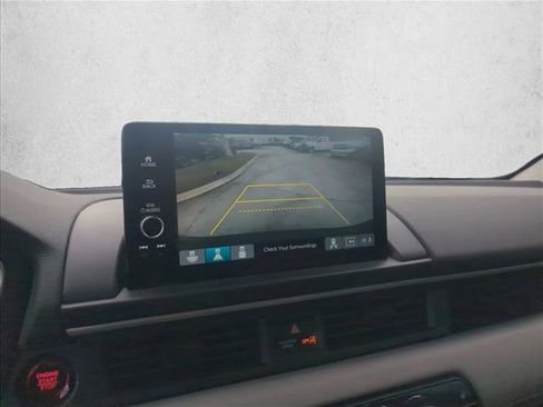 Used 2025 Honda Pilot Touring image 9