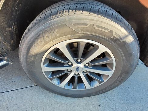 Used 2021 Ford Expedition XLT image 2