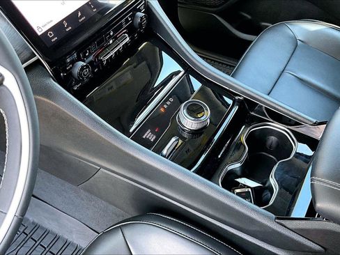 Used 2023 Jeep Grand Cherokee Limited image 16