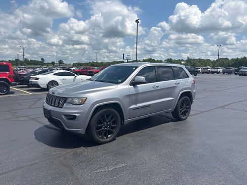 Used 2018 Jeep Grand Cherokee Altitude AWD/4WD image 3