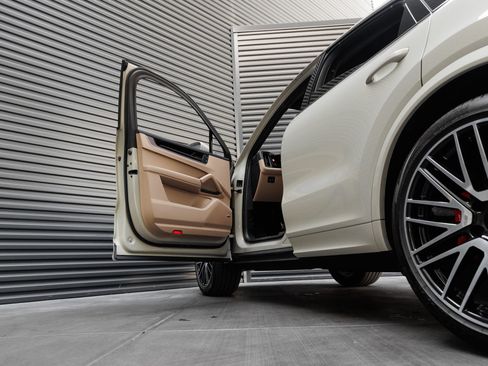 Certified 2025 Porsche Cayenne S AWD/4WD image 13