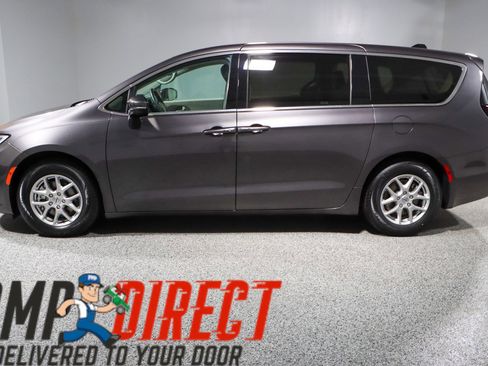 Used 2023 Chrysler Pacifica Touring-L image 10