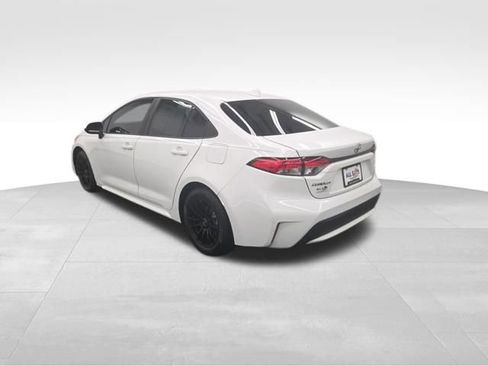 Used 2021 Toyota Corolla LE image 3