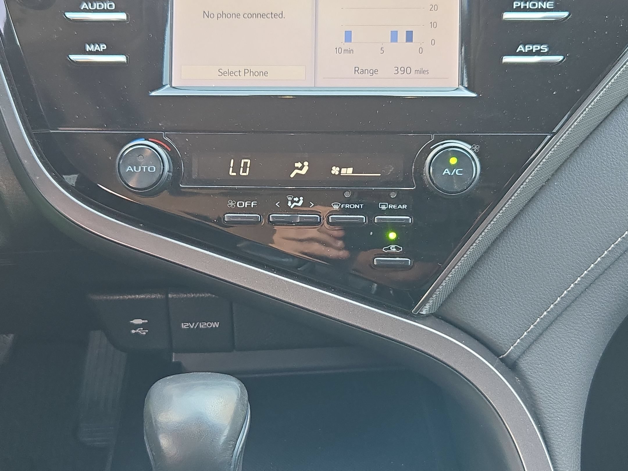 Used 2019 Toyota Camry SE FWD image 18