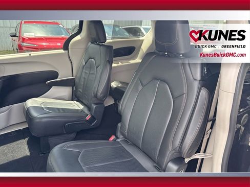 Used 2018 Chrysler Pacifica Touring-L FWD image 34