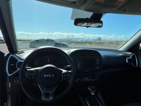 Used 2025 Kia Soul LX w/ LX Technology Package FWD image 32