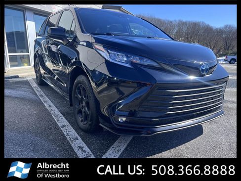 Used 2025 Toyota Sienna XLE Woodland Edition image 7