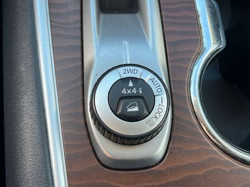 Used 2020 Nissan Pathfinder Platinum image 31