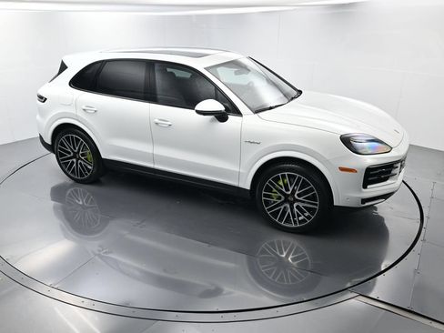 Certified 2026 Porsche Cayenne E-Hybrid AWD/4WD image 38