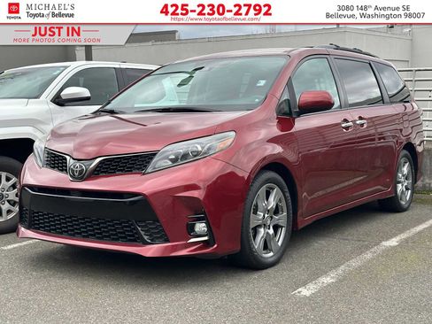 Used 2018 Toyota Sienna SE image 1