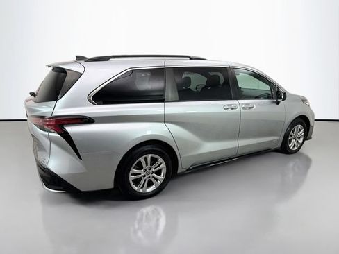 Used 2021 Toyota Sienna XSE w/ XSE Plus Package AWD/4WD image 7