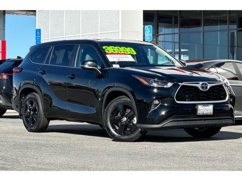 Used 2023 Toyota Highlander LE image 2