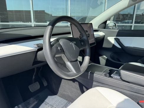 Used 2022 Tesla Model Y Long Range image 30