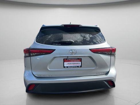 Used 2022 Toyota Highlander XLE AWD/4WD image 6
