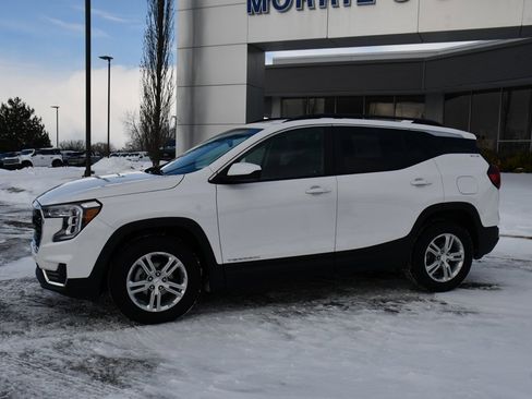 Used 2022 GMC Terrain SLE w/ Driver Convenience Package image 2